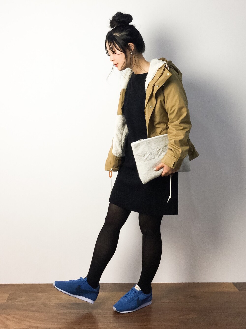 「マウンテンパーカー、クラッチバッグ、秋のコーデ、アクティブ、差し色（青）、ミニワンピ、おだんごヘアー、秋コーデ」｜「A part byの７ＧＬＮボートネックワンピース  705632（ワンピース、ブラック系）」を使った、クボヤさん（レディース・157cm）の秋コーディネートの1枚目の写真