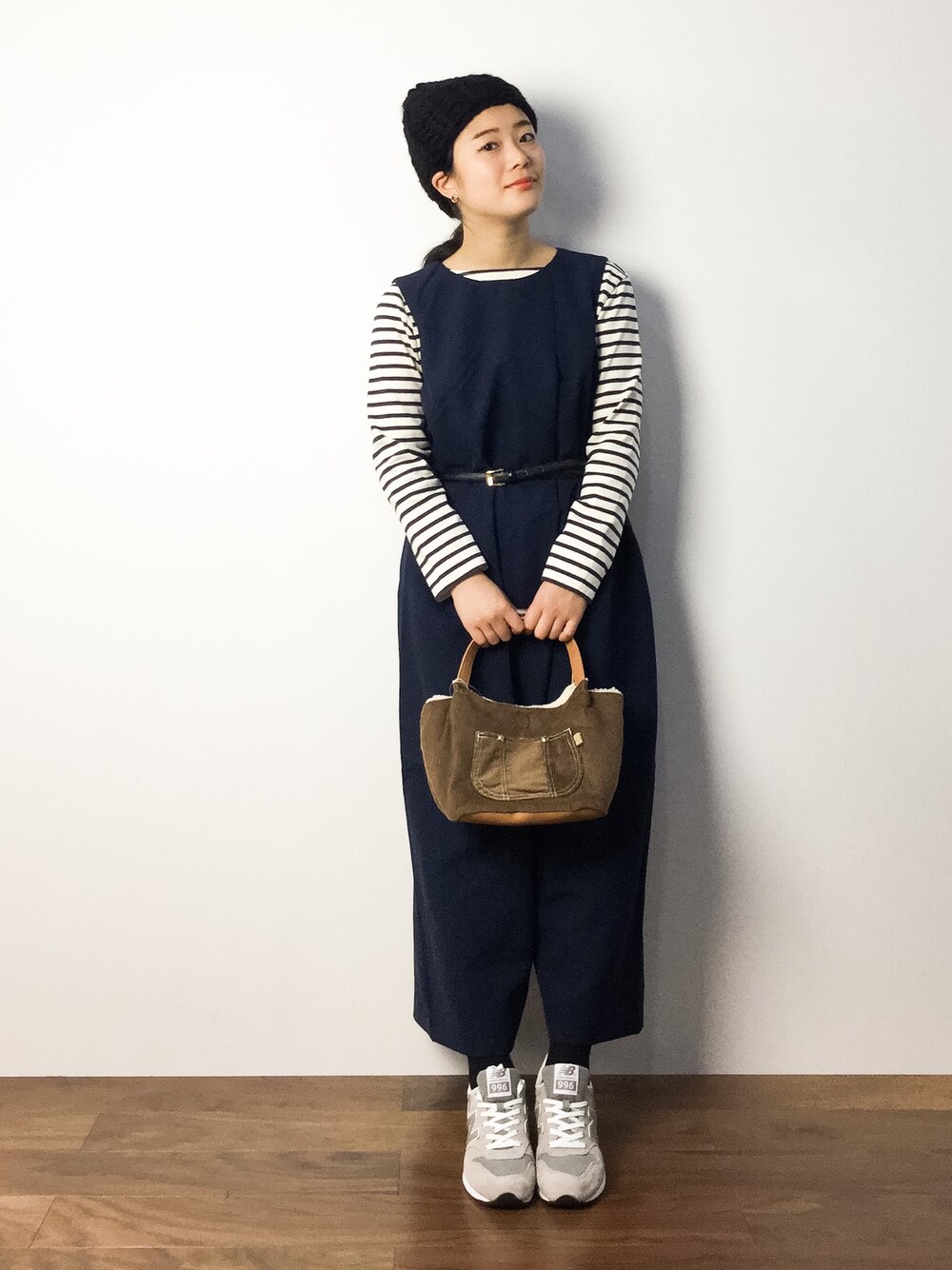 「ボーダー、New Balance、オールインワン、大人カジュアル、ＮＢ、細ベルト、オトナカジュアル」｜「IENAのKARAKORAM ACCESSORIES ニットキャップ（ニットキャップ/ビーニー、ブラック系）」を使った、クボヤさん（レディース・157cm）の秋コーディネートの1枚目の写真