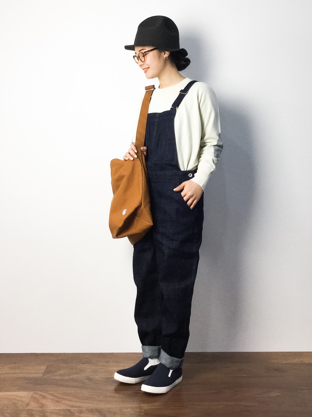 「デニム、山ガール、アウトドアスタイル、サロペット、オーバーオール、スリッポン、キャンプ、アクティブ、iliann loeb、マウンテンハット」｜「Green　Parksの・ｳｰﾙﾏｳﾝﾃﾝﾊｯﾄ（ハット、グレー系）」を使った、クボヤさん（レディース・157cm）の秋コーディネートの1枚目の写真