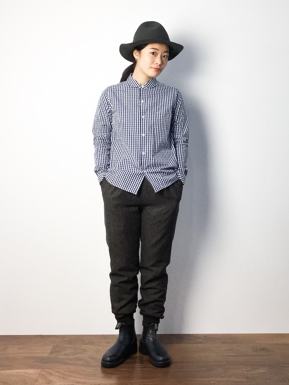 ブルー系のシャツ/ブラウス、ブラウン系のその他パンツ、ブルー系のレインシューズを着用したレディースの秋コーディネートの1枚目の写真