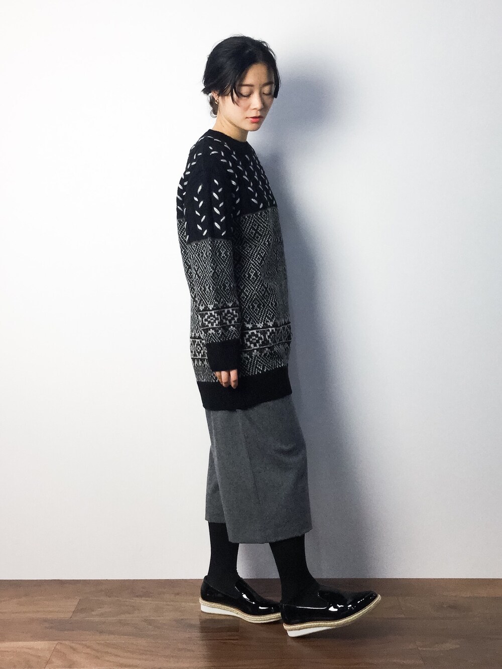 「シンプル、ジャガード、ニットワンピース、ワイドパンツ、スリッポン、ガウチョパンツ、エナメルシューズ」｜「Another Editionのジャカードチュニックプルオーバー/AEBC JQ TUNIC PO（チュニック、ブラック系）」を使った、クボヤさん（レディース・157cm）の秋コーディネートの1枚目の写真