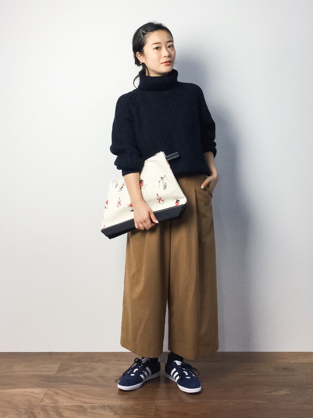 「カジュアル、ベーシック、クロップドパンツ、tembea、タートルネックニット、スキー、テンベア、ski」｜「JEANASISのアゼサイドスリットタートルLS/705512（ニット/セーター、ブルー系）」を使った、クボヤさん（レディース・157cm）の秋コーディネートの1枚目の写真