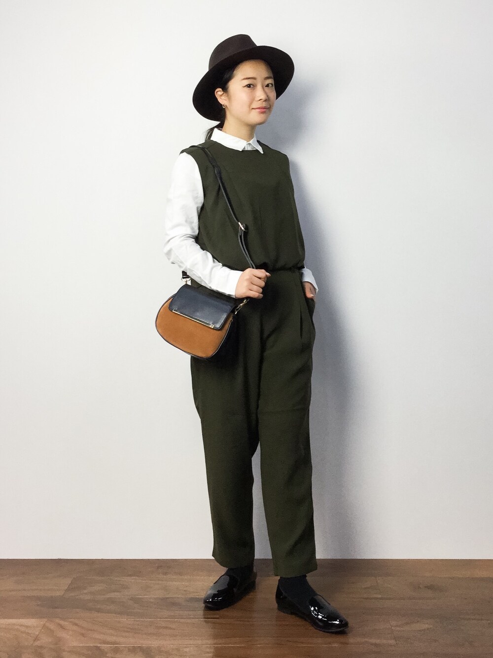 「セットアップ、ショルダーバッグ、秋のコーデ、ドレスシューズ、シャツイン、ツバ広ハット」｜「AZUL by moussyのつば広編込みテープフェルトHAT（ハット、ブラウン系）」を使った、クボヤさん（レディース・157cm）の秋コーディネートの1枚目の写真