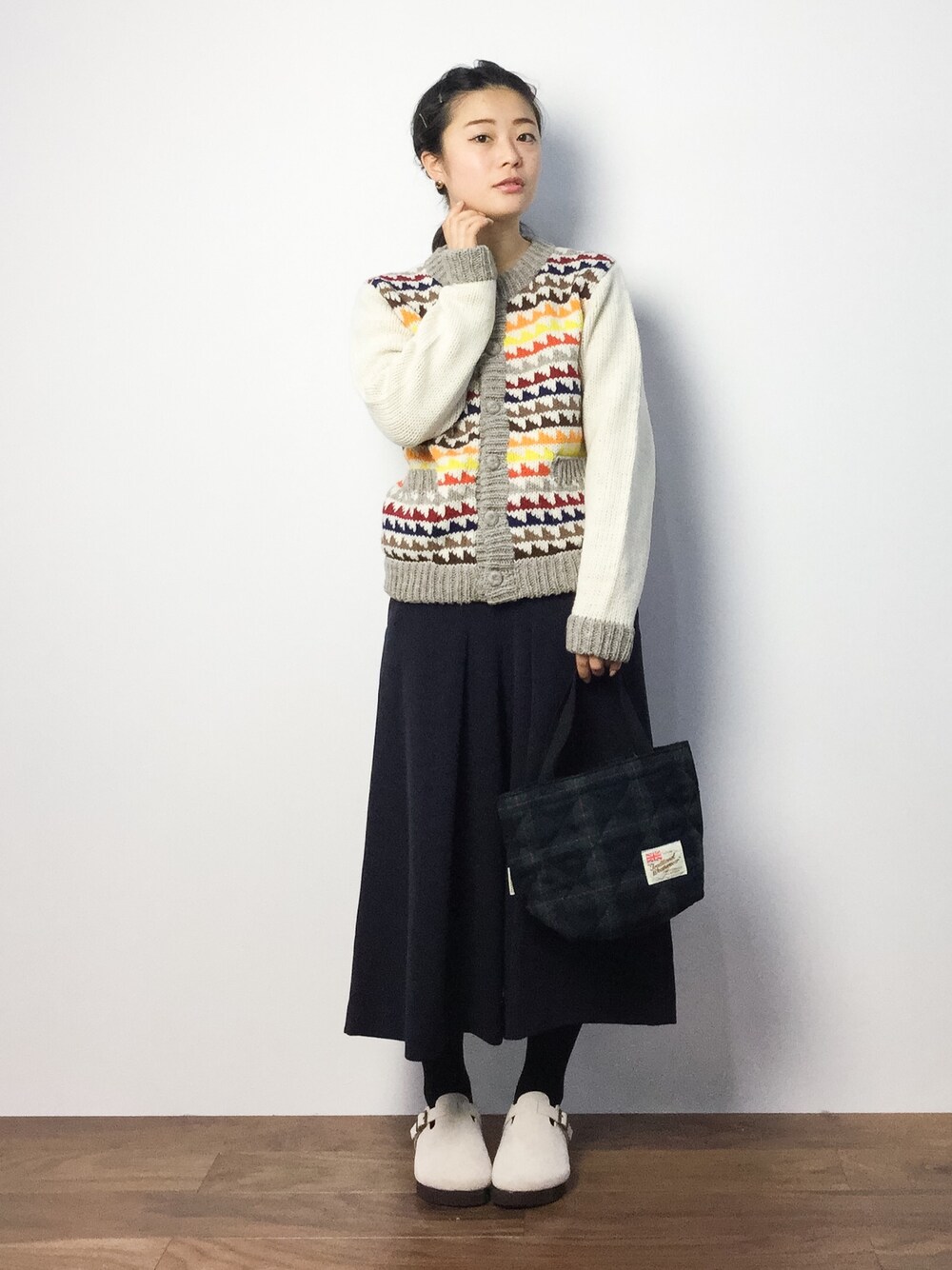 「カーディガン、カラフル、ワイドパンツ、三角、フラットサンダル」｜「BEAMS BOYのTORI-TO / 三角柄 CREW CARDIGAN（カーディガン/ボレロ、その他）」を使った、クボヤさん（レディース・157cm）の秋コーディネートの1枚目の写真