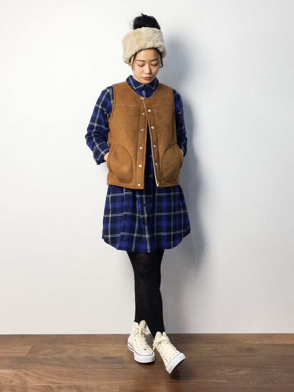 「ワンピース、ヘアバンド、ムートン、ベスト、チェック柄、チェックワンピース、ファー小物、ムートンベスト」｜「URBAN RESEARCH DOORS WOMENSのFORK＆SPOON フェイクムートンベスト（その他アウター、ベージュ系）」を使った、クボヤさん（レディース・157cm）の秋コーディネートの1枚目の写真