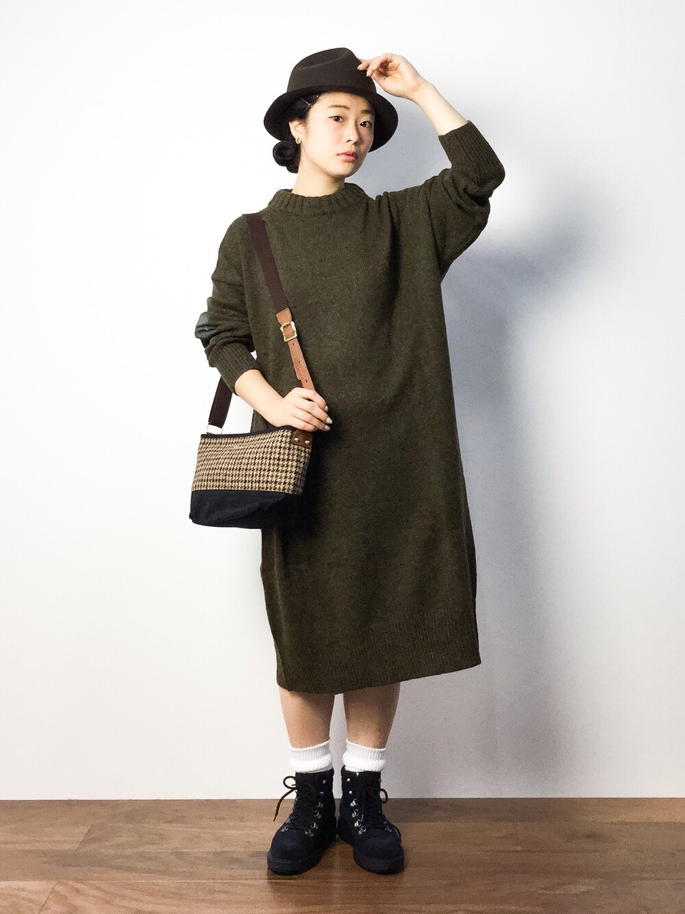 「ハリスツイード、ニットワンピ、ニットワンピース、Harris Tweed、トレッキングシューズ、マウンテンハット」｜「KBFのKBF ボトルネックニットワンピース（ワンピース、ブラウン系）」を使った、クボヤさん（レディース・157cm）の秋コーディネートの1枚目の写真