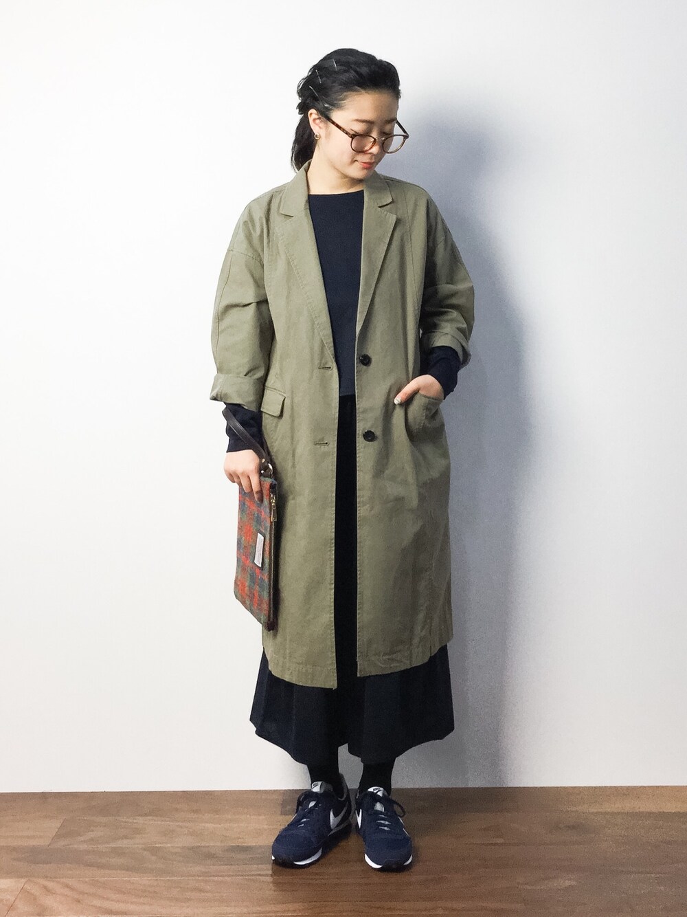 「セットアップ、ハリスツイード、シンプル、NIKE、ツイード、ショップコート、Harris Tweed、ダテメガネ」｜「NANO universeのショップコート（その他アウター、グリーン系）」を使った、クボヤさん（レディース・157cm）の秋コーディネートの1枚目の写真