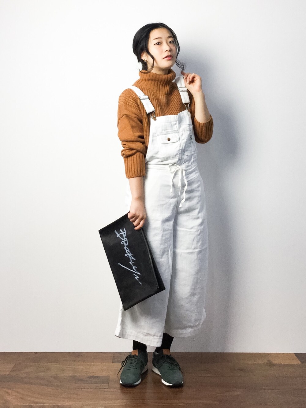 「ニット、クラッチバッグ、New Balance、オーバーオール、秋のコーデ、タートルネック、ＮＢ」｜「NATURAL BEAUTY BASICの【美人百花 11月号掲載】ボックスフォルム畦ニット（ニット/セーター、ベージュ系）」を使った、クボヤさん（レディース・157cm）の秋コーディネートの1枚目の写真