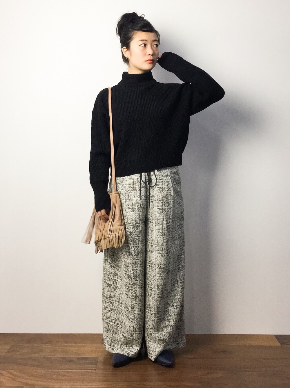 「柄パンツ、ワイドパンツ、オペラシューズ、お団子ヘアー、ゆるコーデ、畦編み、アゼアミニット」｜「UNRELISHの【瀬戸晴加さん着用】せとはる×UNRELISHコラボ　アゼドロップニット　（ニット/セーター、ブラック系）」を使った、クボヤさん（レディース・157cm）の秋コーディネートの1枚目の写真