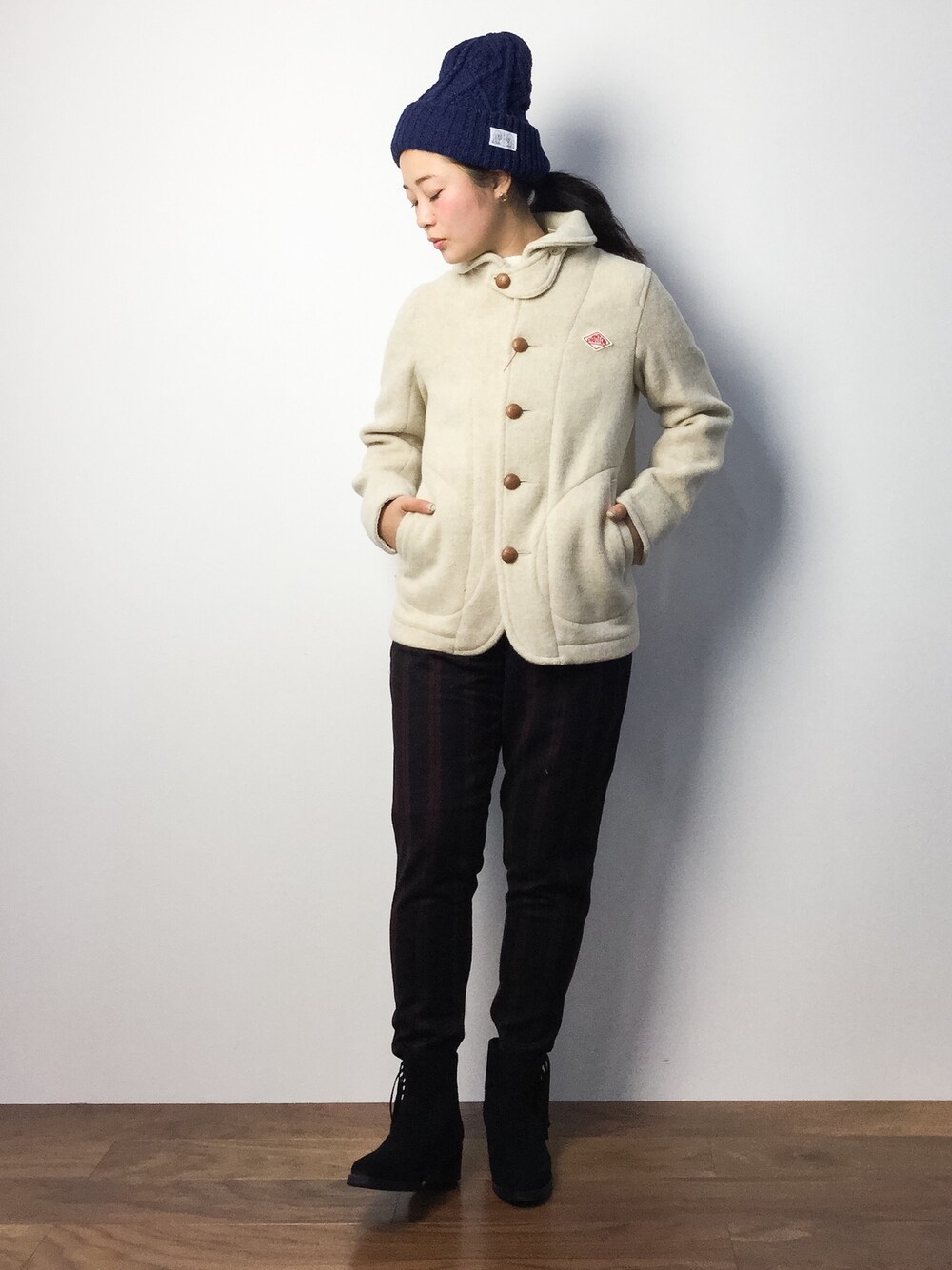 「アウター、シンプル、ニット帽、ウールコート、Danton、クロップドパンツ、冬、くるみボタン、モッサコート」｜「didiziziのAC/Wｸﾗｳﾄﾞﾆｯﾄ      ﾆｯﾄ帽（ニットキャップ/ビーニー、ブルー系）」を使った、クボヤさん（レディース・157cm）の秋コーディネートの1枚目の写真