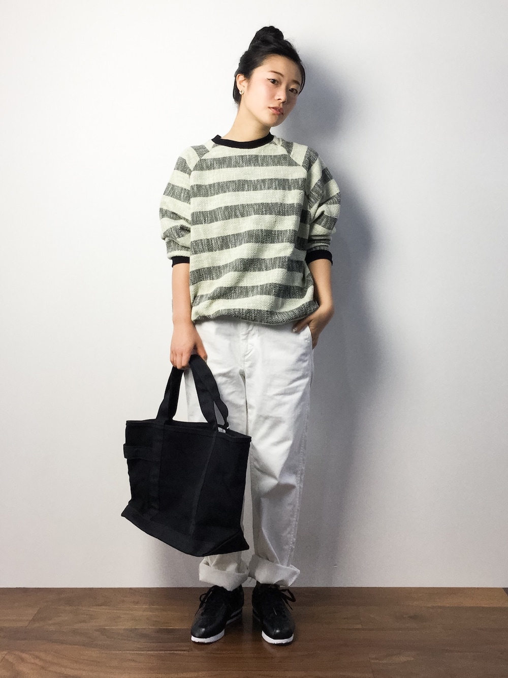 「トートバッグ、ボーダー、orslow、ホワイトデニム、マリン、tembea、白パンツ、ホワイトパンツ、冬マリン、テンベア」｜「JOURNAL STANDARDのラフクロスボーダービッグプルオーバー#（スウェット、ホワイト系）」を使った、クボヤさん（レディース・157cm）の秋コーディネートの1枚目の写真