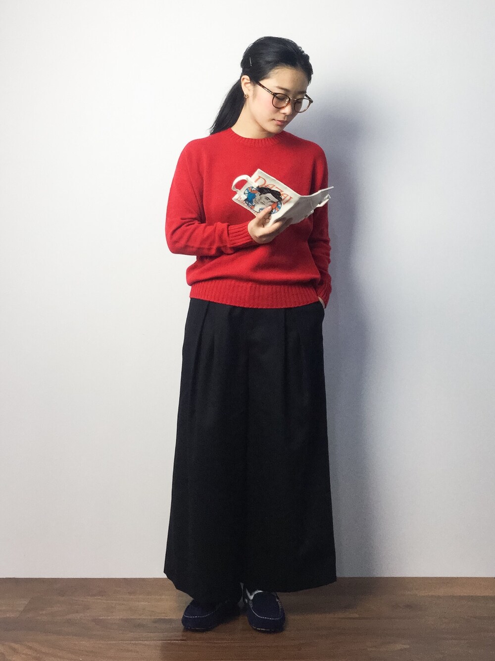 レッド系のニット/セーター、ホワイト系のトートバッグ、ブラック系のその他パンツを着用したレディースの秋コーディネートの1枚目の写真