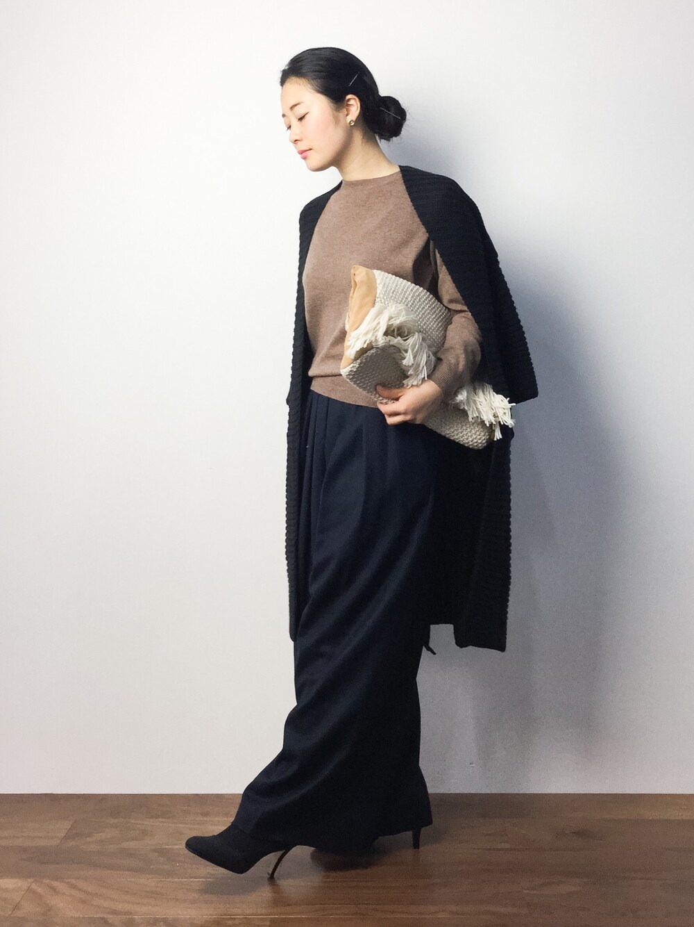 「ニット、ポンチョ、ワイドパンツ、オトナ、タックパンツ、大人シンプル、ニットクラッチ、ポンチョカーディガン」｜「green label relaxingのELAN W/CA POニット（ニット/セーター、ブラウン系）」を使った、クボヤさん（レディース・157cm）の秋コーディネートの1枚目の写真