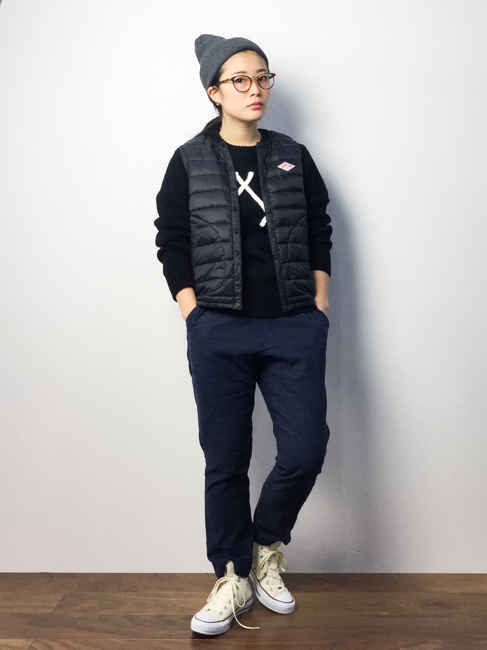 「ニット帽、ミドルゲージニット、Danton、メンズライク、冬、インナーダウン、コンバース オールスター、ダントン」｜「EN ROUTEのgeneral design（ジェネラル デザイン） watch cap（ニットキャップ/ビーニー、グレー系）」を使った、クボヤさん（レディース・157cm）の秋コーディネートの1枚目の写真