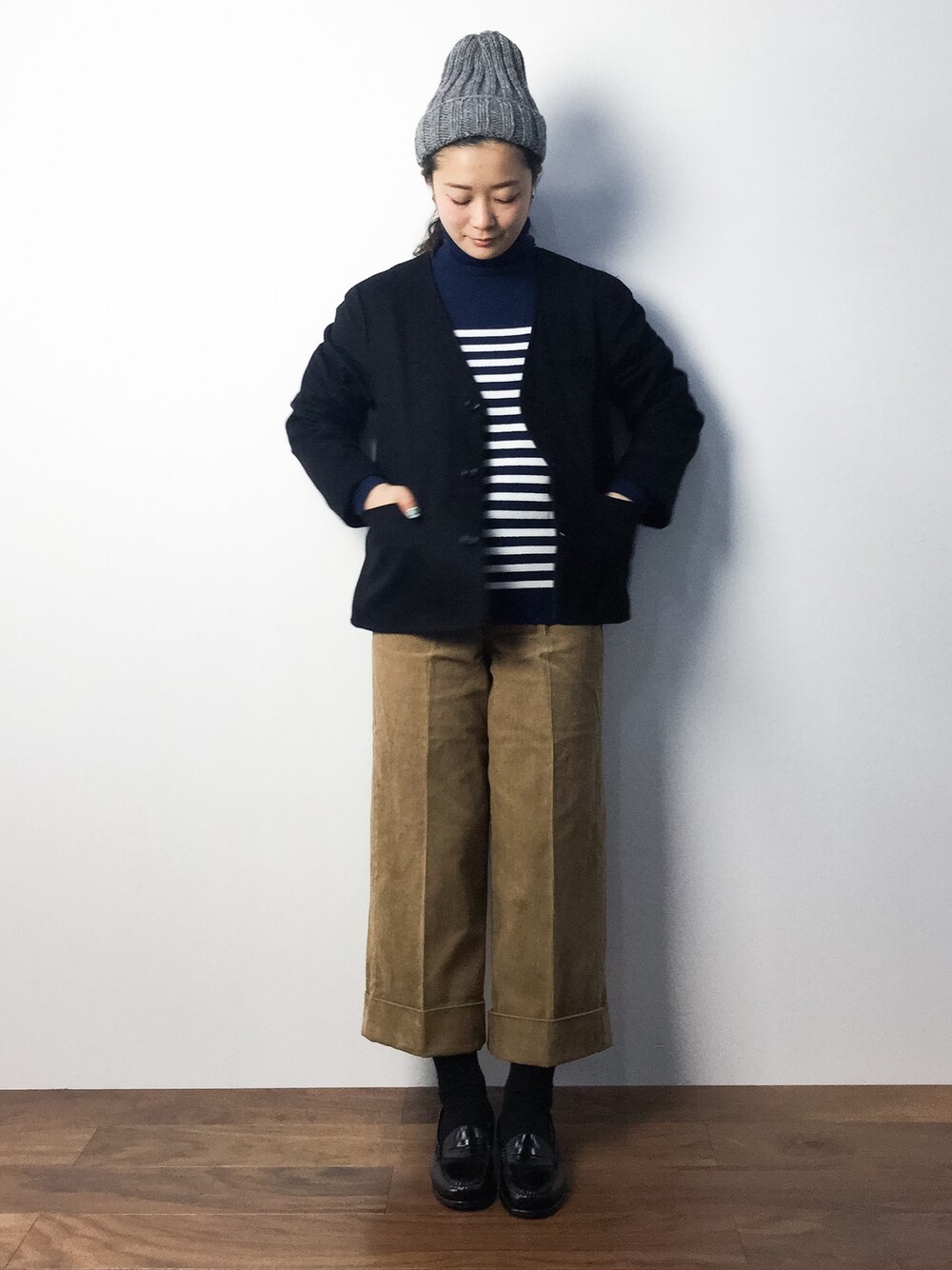 「ニット帽、ローファー、タートルネック、コーデュロイパンツ、ボーダーニット、ライトアウター」｜「FREAK'S STOREのネパールニットワッチ（ニットキャップ/ビーニー、グレー系）」を使った、クボヤさん（レディース・157cm）の秋コーディネートの1枚目の写真