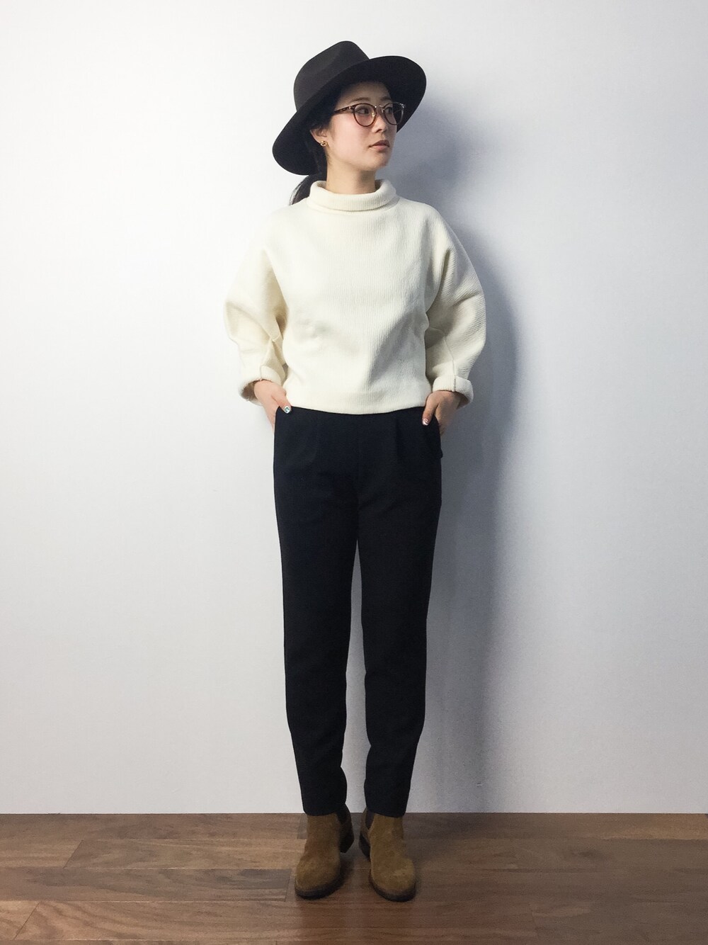 「シンプル、サイドゴアブーツ、ボリューム、スリムパンツ、ジョッパーズパンツ、ツバ広ハット、ウールハット」｜「URBAN RESEARCHのUR ウールハット（ハット、ブラウン系）」を使った、クボヤさん（レディース・157cm）の秋コーディネートの1枚目の写真