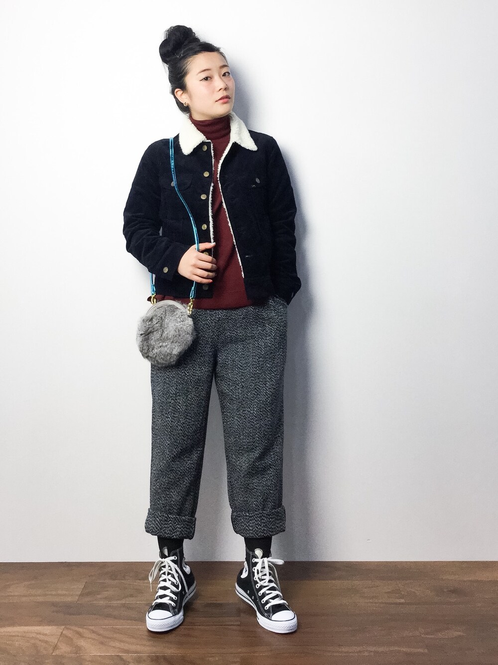 「ツイード、ボア、タートルネック、ツイードパンツ、ワイドパンツ、コンバース オールスター、ボアジャケット、ファー小物」｜「BEAUTY&YOUTH UNITED ARROWSの＜6(ROKU)＞WOOL CASHMERE TURTLE KNIT/ﾆｯﾄ（ニット/セーター、オレンジ系）」を使った、クボヤさん（レディース・157cm）の秋コーディネートの1枚目の写真