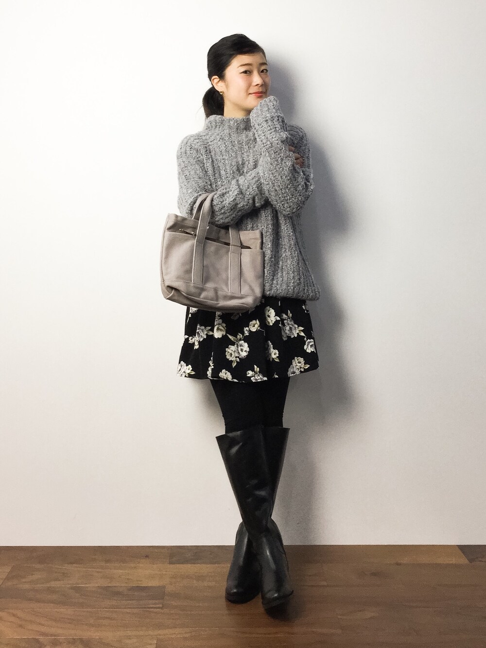 「花柄、ゆるニット、snidel、ロングブーツ、デート、デートスタイル（WOMEN）、合コン」｜「dazzlinのｵﾌﾀｰﾄﾙﾆｯﾄﾜﾝﾋﾟｰｽ（ワンピース、グレー系）」を使った、クボヤさん（レディース・157cm）の秋コーディネートの1枚目の写真