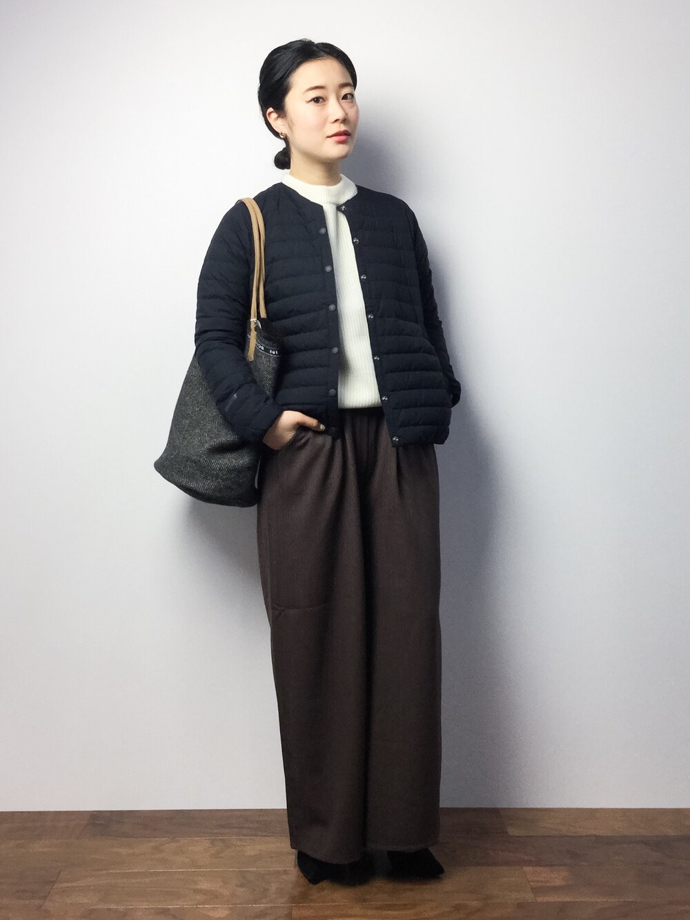 「JOURNAL STANDARDのタスマニアラム アゼ クルーネックプルオーバー#（ニット/セーター、ホワイト系）」を使った、クボヤさん（レディース・157cm）の冬コーディネートの1枚目の写真