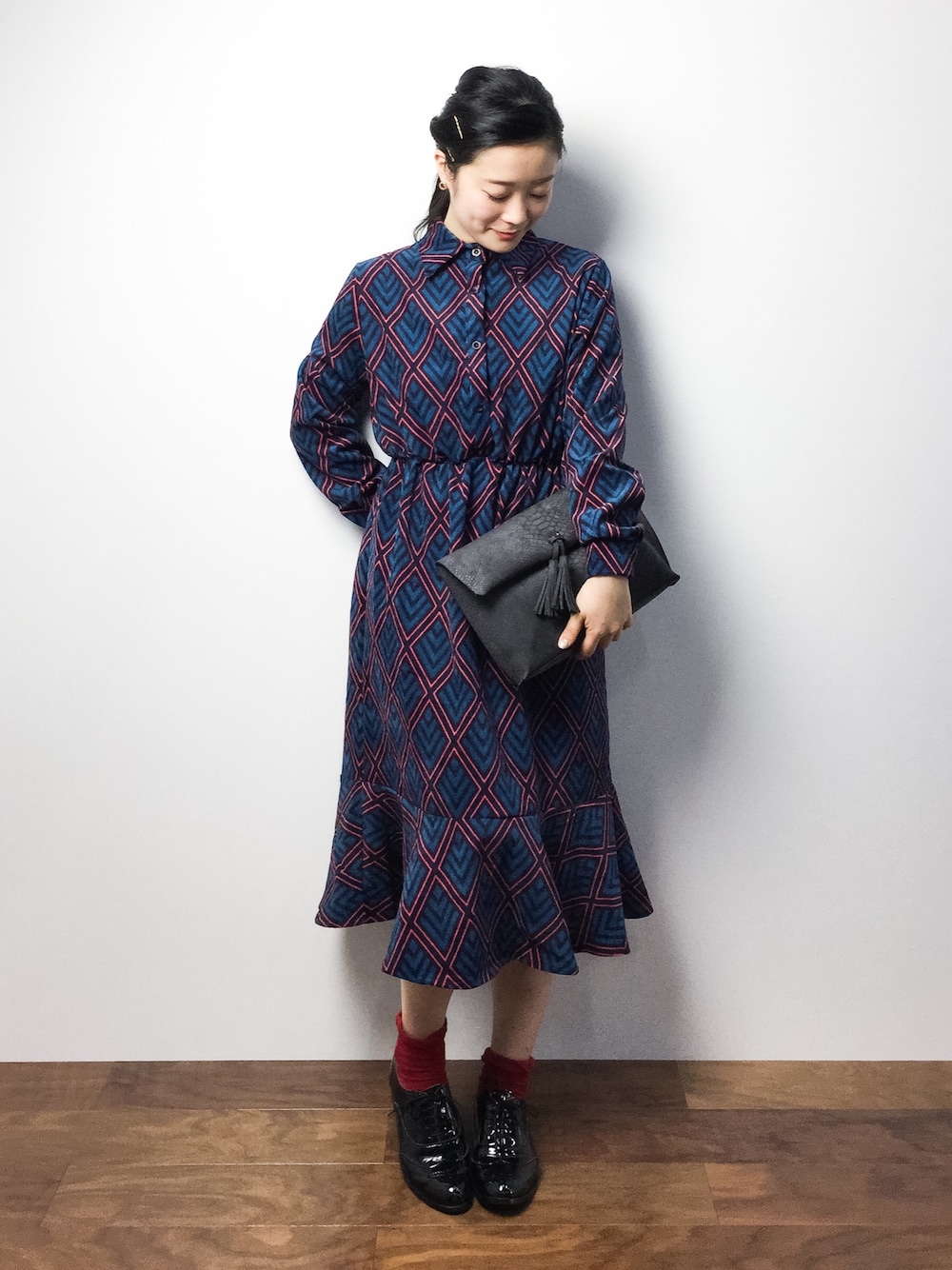 「PLAIN CLOTHINGの【PLAIN CLOTHING】幾何学模様ワンピース（ワンピース、ブルー系）」を使った、クボヤさん（レディース・157cm）の冬コーディネートの1枚目の写真