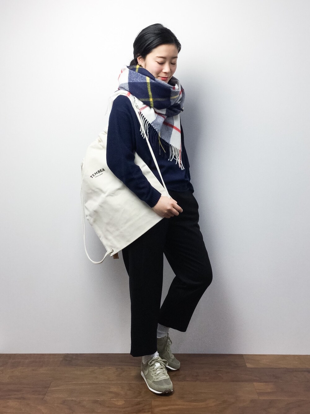 「plageのTRADITIONAL WEATHERWEAR ブランケットマフラー（マフラー、ホワイト系）」を使った、クボヤさん（レディース・157cm）の冬コーディネートの1枚目の写真