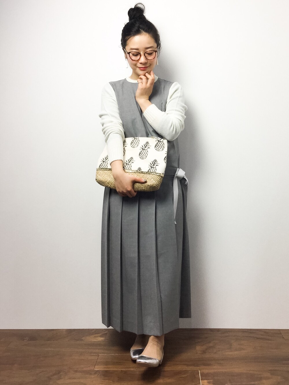 「EbonyivoryのT/W HIGH TWIST　ロングプリーツOP（ワンピース、グレー系）」を使った、クボヤさん（レディース・157cm）の冬コーディネートの1枚目の写真
