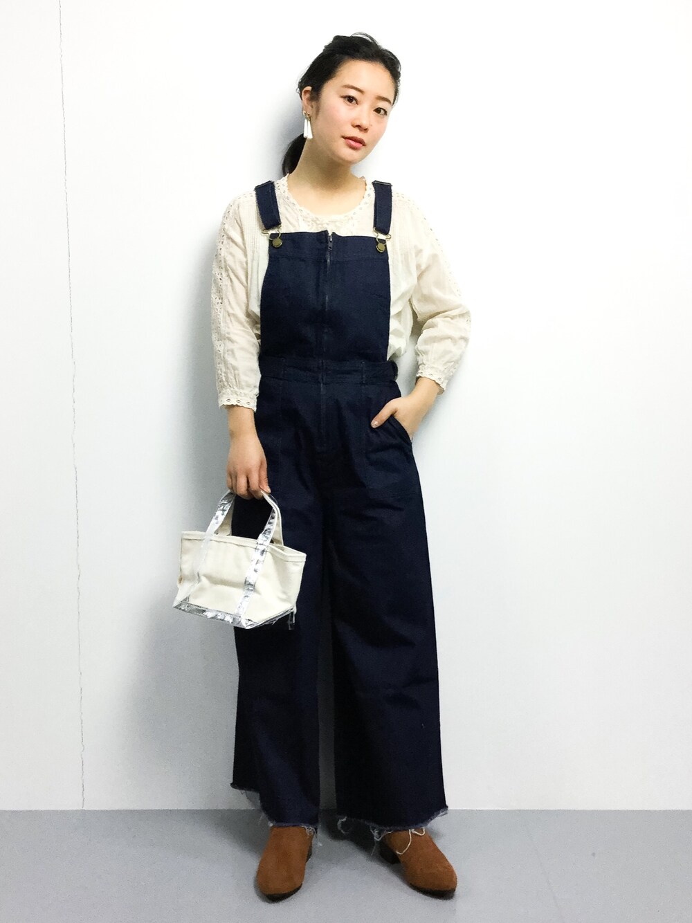 「JOURNAL STANDARDのヴィンテージレース ブラウス#（シャツ/ブラウス、ホワイト系）」を使った、クボヤさん（レディース・157cm）の冬コーディネートの1枚目の写真