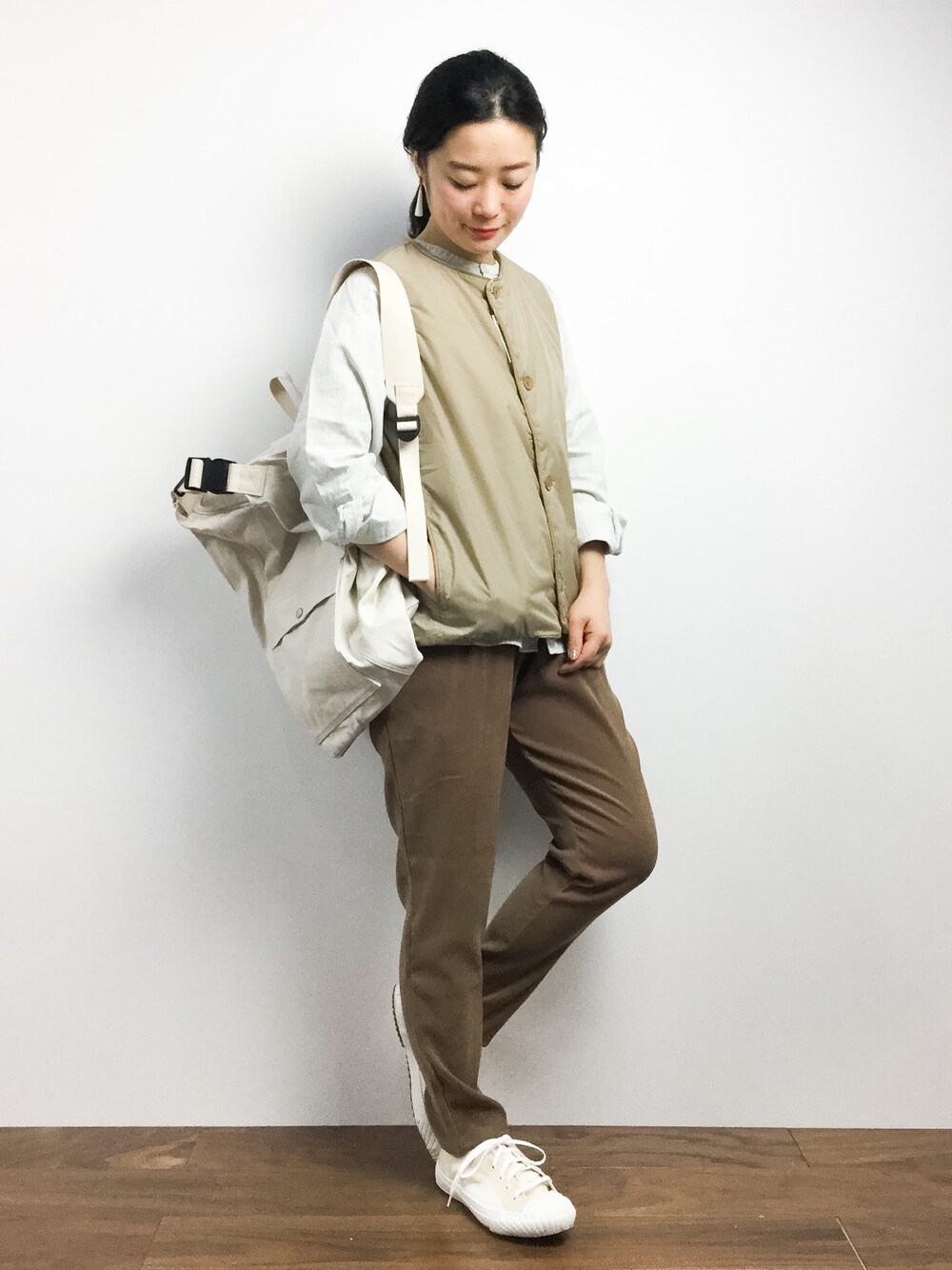 「45Rのナイロン中綿ベスト（ダウンベスト、ベージュ系）」を使った、クボヤさん（レディース・157cm）の冬コーディネートの1枚目の写真