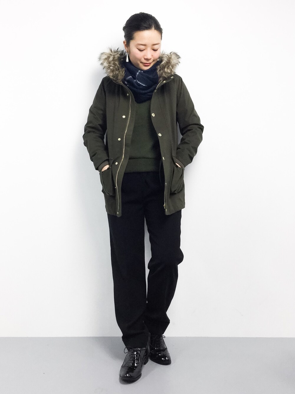 「Louchesの大判ストール　大判マフラー　ラインマフラー（マフラー、ブルー系）」を使った、クボヤさん（レディース・157cm）の冬コーディネートの1枚目の写真
