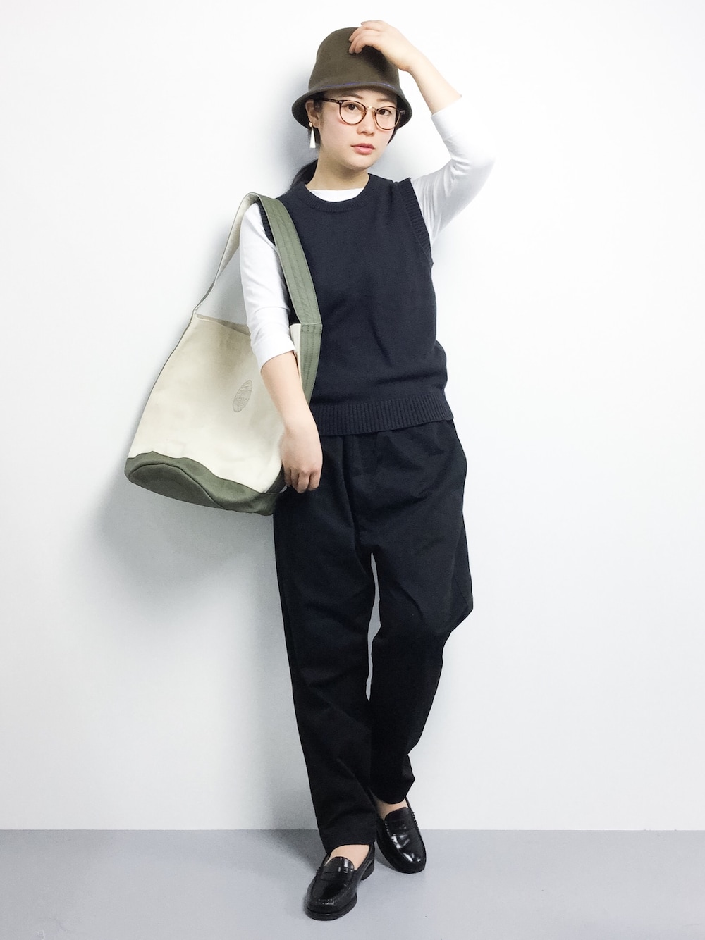 「MHL.、メンズライク、ニットベスト、45R、ダテメガネ、春コーデ」｜「MHL.のSUMMER COTTON（ベスト、ブルー系）」を使った、クボヤさん（レディース・157cm）の冬コーディネートの1枚目の写真