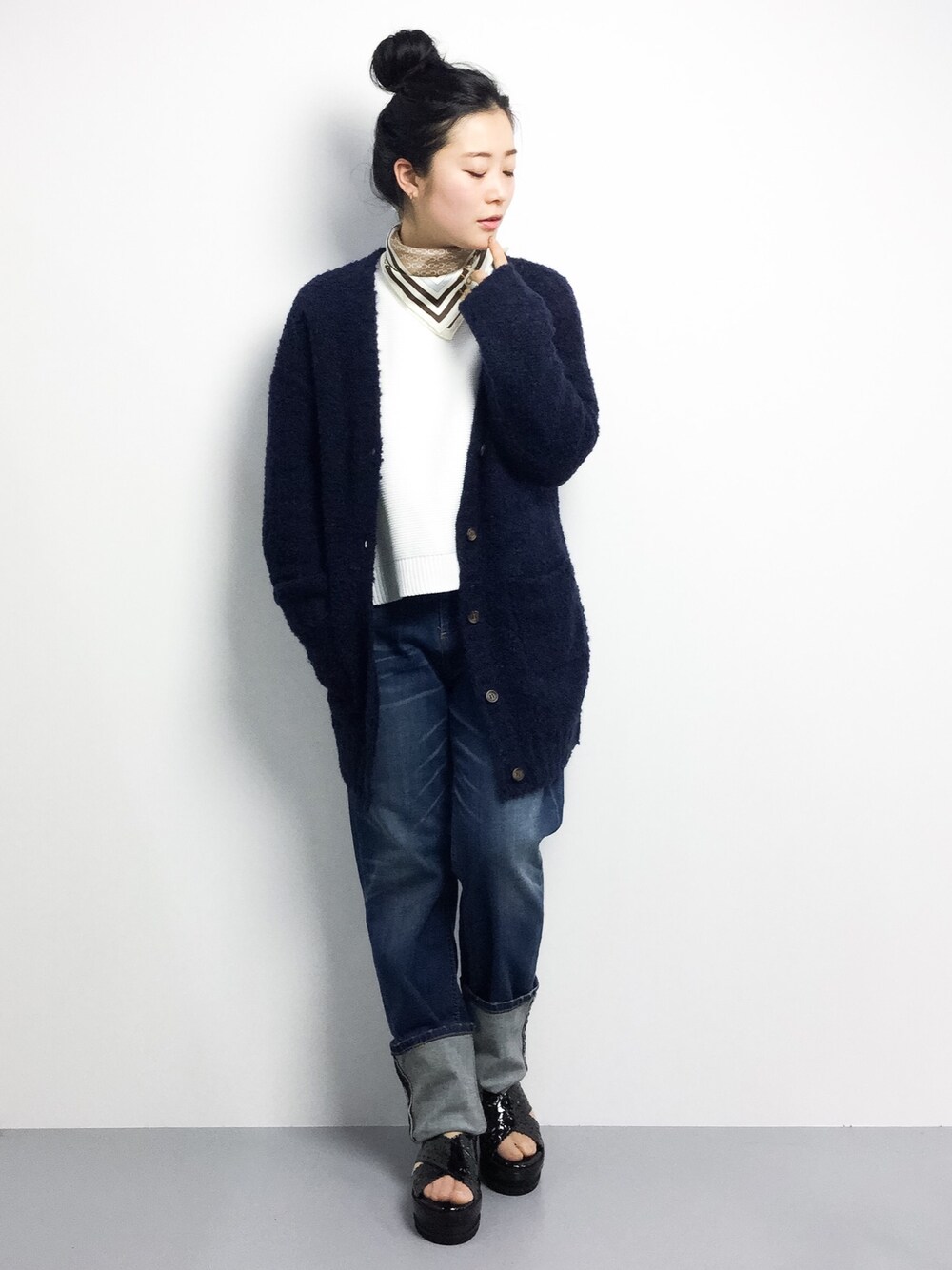 「デニム、スカーフ、オトナカジュアル」｜「green label relaxingのKF ビットPRTシルク/スカーフ（バンダナ/スカーフ、ベージュ系）」を使った、クボヤさん（レディース・157cm）の冬コーディネートの1枚目の写真