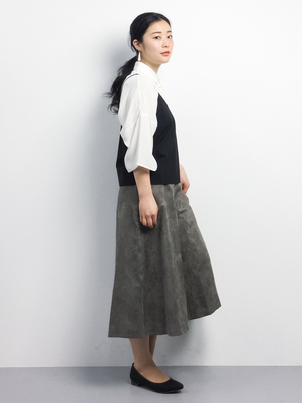 「MID by MIDWESTのMID by MIDWEST 半袖シフォンシャツ（シャツ/ブラウス、ホワイト系）」を使った、クボヤさん（レディース・157cm）の冬コーディネートの1枚目の写真