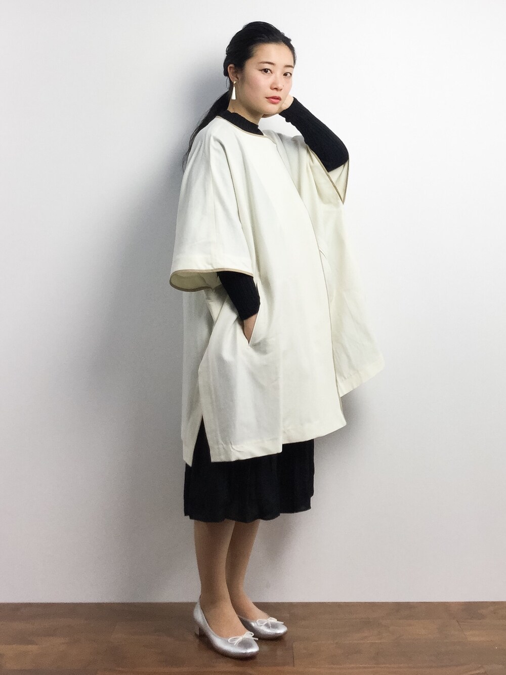 「Steven Alanの＜Steven Alan＞DRY/W PONCHO/ﾎﾟﾝﾁｮ о：（その他アウター、ホワイト系）」を使った、クボヤさん（レディース・157cm）の冬コーディネートの1枚目の写真