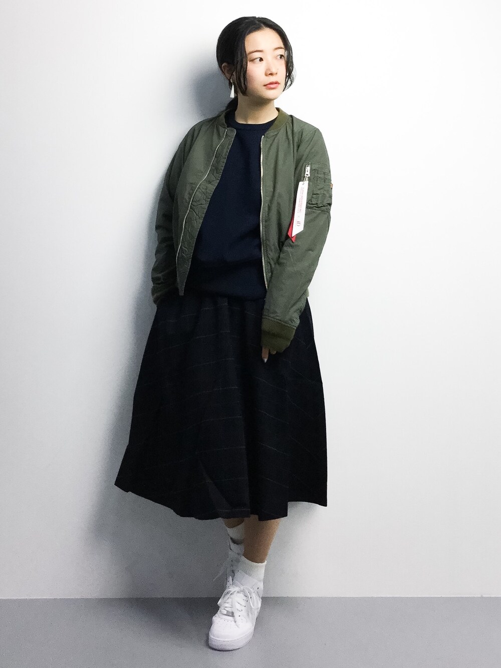 「URBAN RESEARCHのALPHA INDUSTRIES×URBAN RESEARCH iD　別注MA-1 JACKET（MA-1、グリーン系）」を使った、クボヤさん（レディース・157cm）の春コーディネートの1枚目の写真