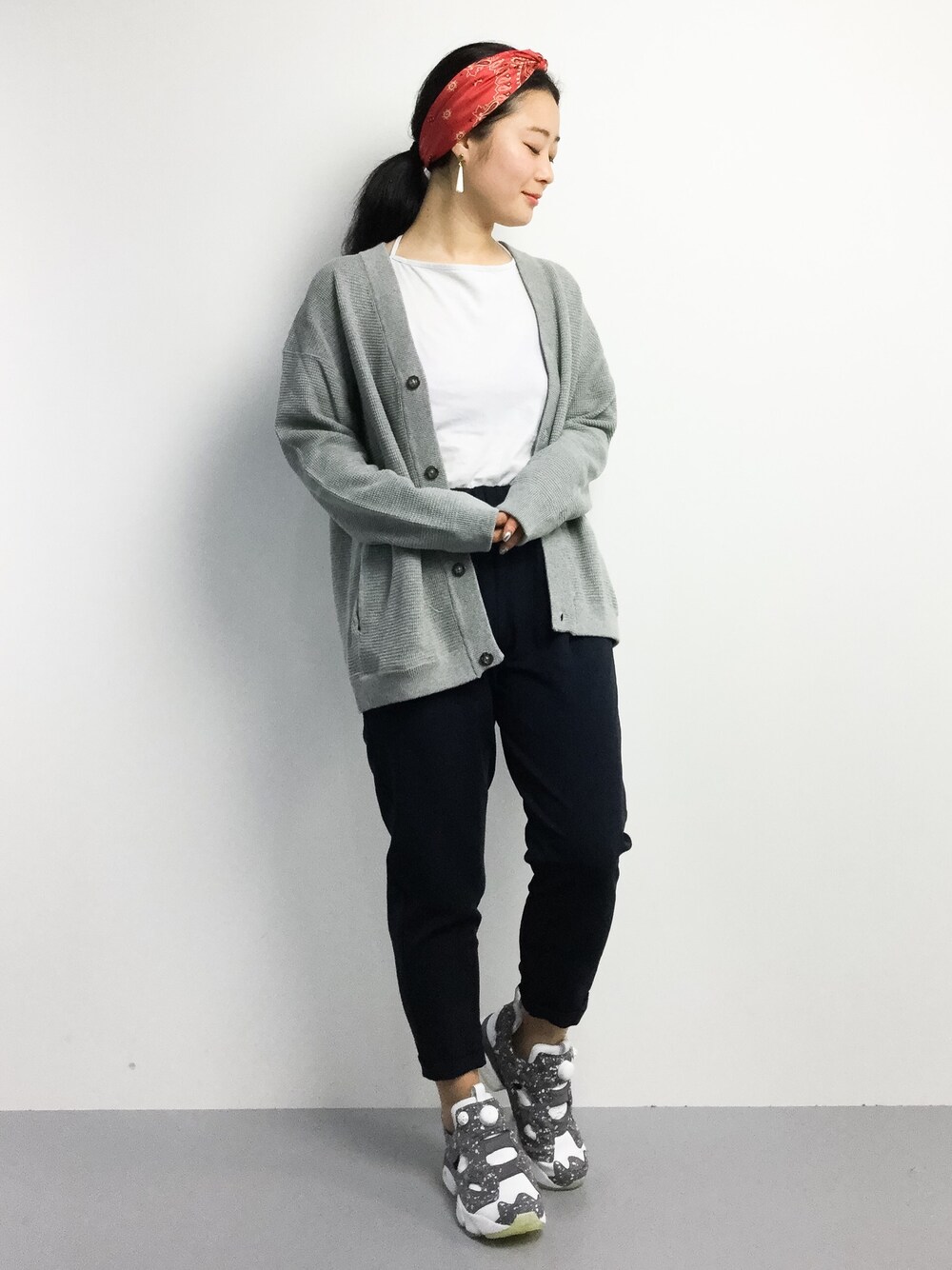 「グレー、黒、大人カジュアル、スポーツミックス、バンダナ、クロップドパンツ、casual、大人コーデ、ポンプフューリー、春コーデ」｜「かぐれのcrepuscule cardigan（カーディガン/ボレロ、グレー系）」を使った、クボヤさん（レディース・157cm）の春コーディネートの1枚目の写真