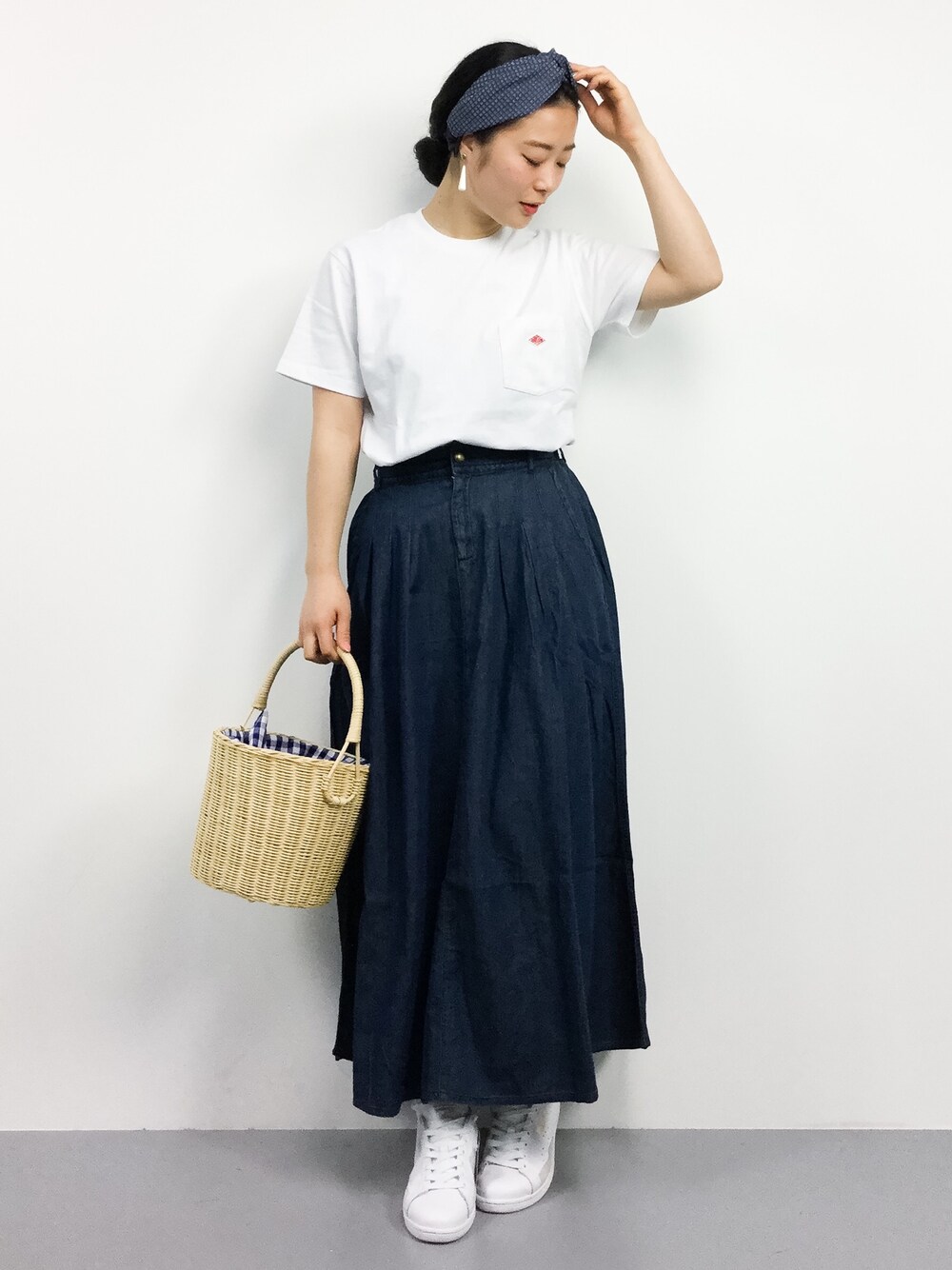 「シンプル、ヘアバンド、大人カジュアル、ギンガムチェック、かごバッグ、春コーデ、夏コーデ、デニムコーデ、白Tシャツ、おだんごヘアー」｜「DANTONの【DANTON ダントン】ポケットＴシャツ LDS <16SS新入荷>（Tシャツ/カットソー、ホワイト系）」を使った、クボヤさん（レディース・157cm）の春コーディネートの1枚目の写真