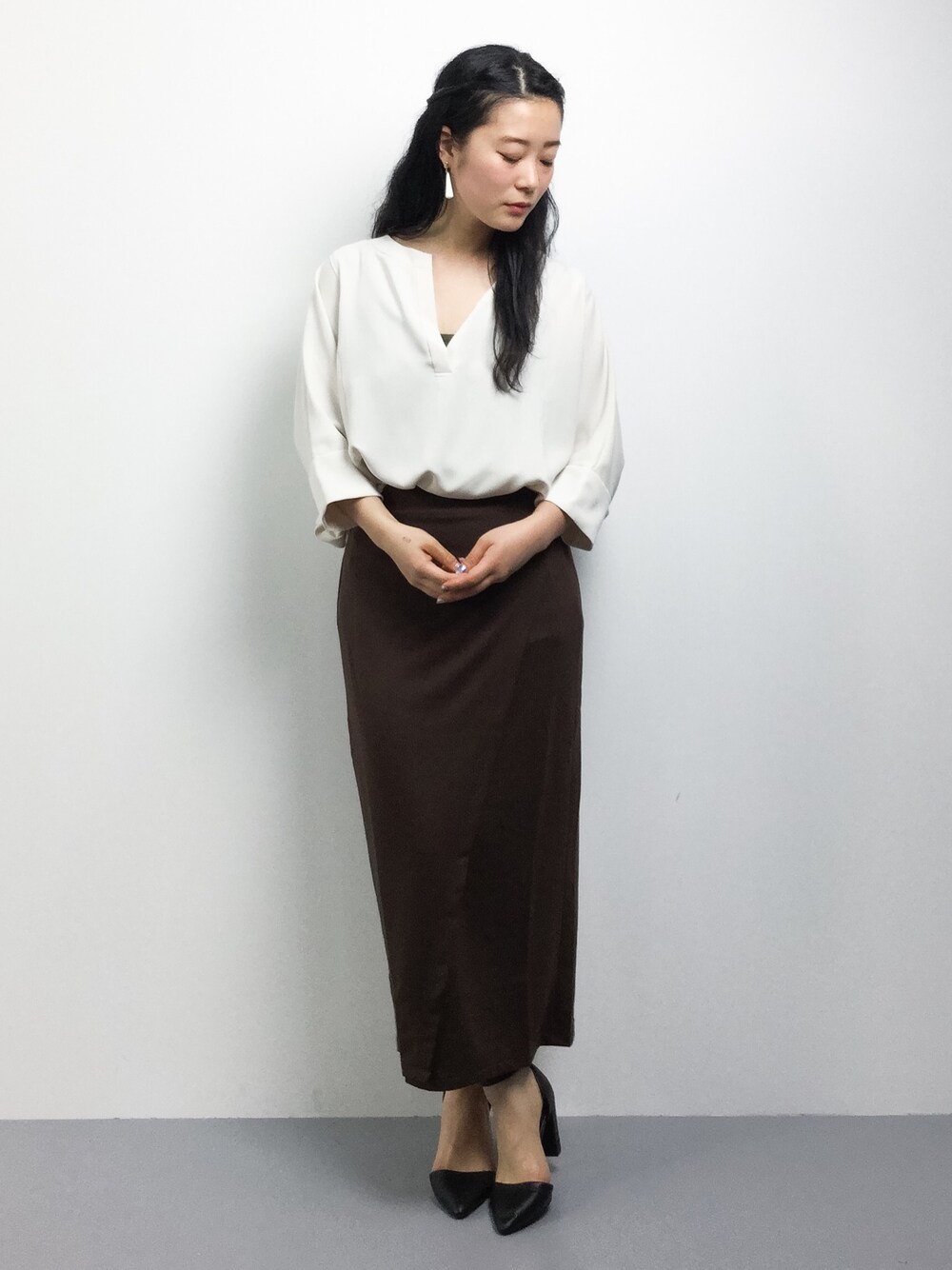 「タイトスカート、ブラウス、きれいめコーディネート、大人カジュアル、ロングスカート、キレイめ、大人コーデ、スキッパーシャツ、エレガント、スッキリ」｜「Nobleのトロミサテン ドルマンブラウス◆（シャツ/ブラウス、ホワイト系）」を使った、クボヤさん（レディース・157cm）の春コーディネートの1枚目の写真
