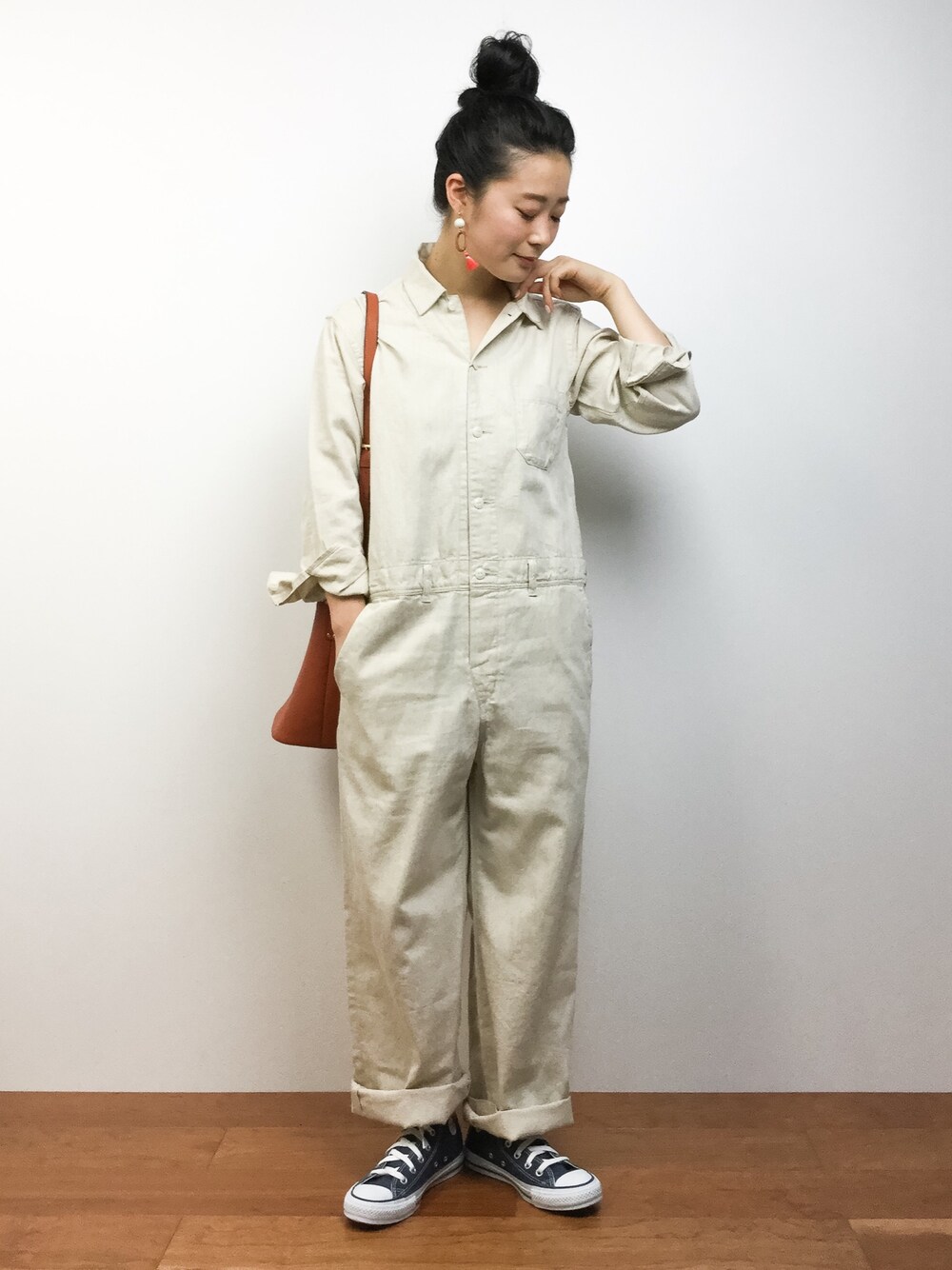 ベージュ系のつなぎ/オールインワンを着用したレディースの夏コーディネートの1枚目の写真