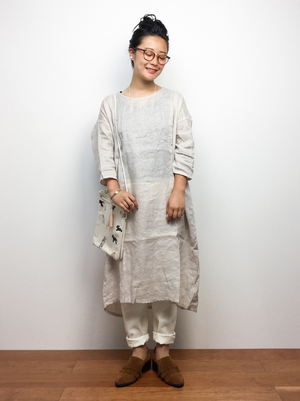 ホワイト系のワンピース、イエロー系のサンダル、ベージュ系のショルダーバッグを着用したレディースの夏コーディネートの1枚目の写真