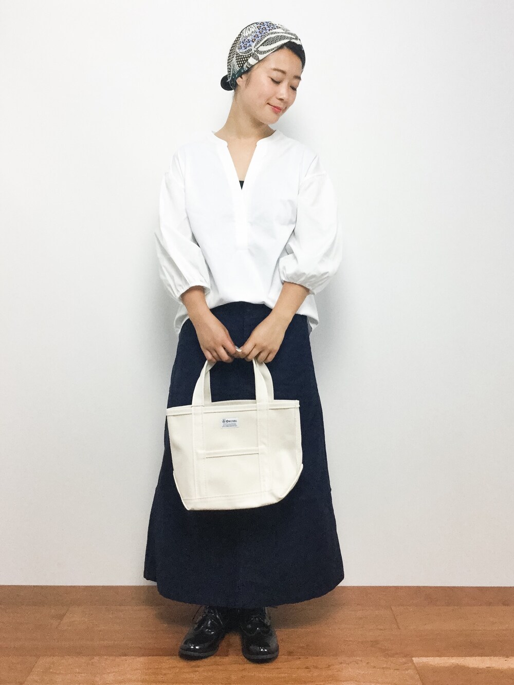「シンプル、ナチュラル、スカーフ、大人カジュアル、オーシバル、スキッパーシャツ、台形ｽｶｰﾄ、ゆるコーデ、オトナカジュアル、スカーフアレンジ」｜「UNITED ARROWSのSFL Vネック プルオーバーシャツ（シャツ/ブラウス、ホワイト系）」を使った、クボヤさん（レディース・157cm）の夏コーディネートの1枚目の写真