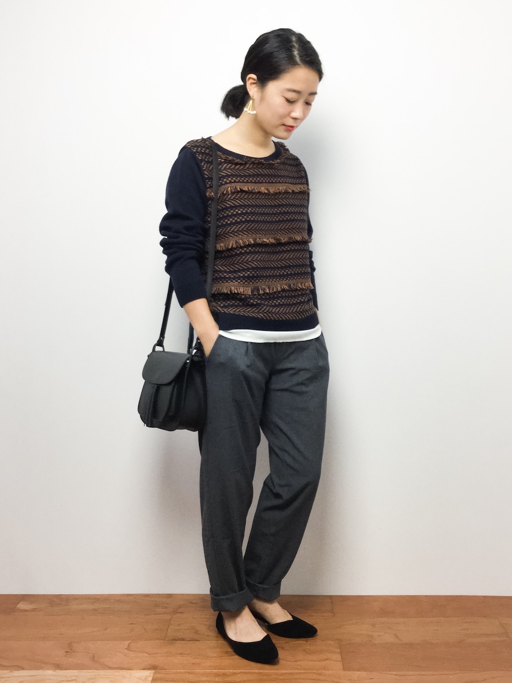 「秋のコーデ、ストレッチパンツ、シフォン、パンツスタイル、グレーパンツ、タッセルバッグ、かっちりバック、秋ニット、フリンジニット、ブラウンニット」｜「KBF+のKBF+ 裾シフォンジャガードニット（ニット/セーター、ブラウン系）」を使った、クボヤさん（レディース・157cm）の秋コーディネートの1枚目の写真