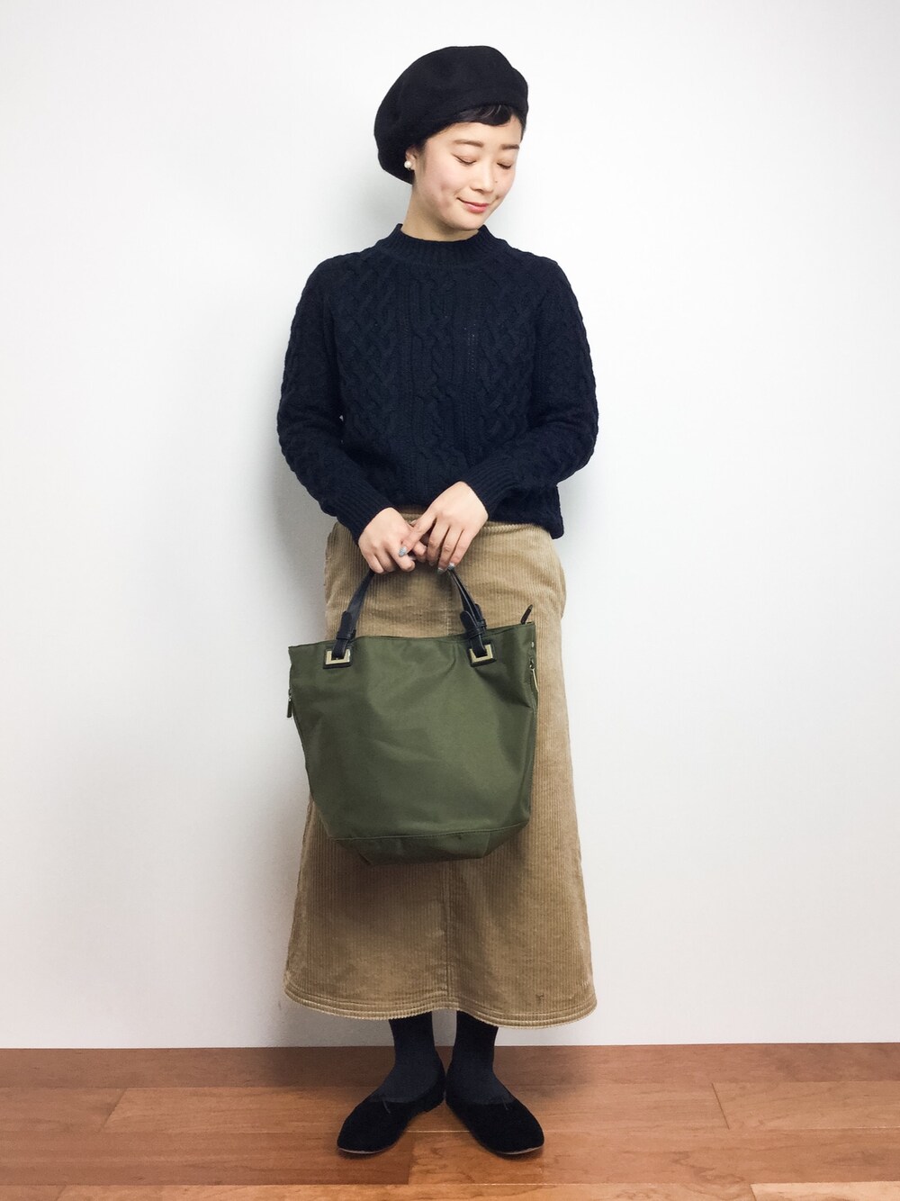 「タイトスカート、コーデュロイ、ベレー帽、ネイビー、別注、ケーブルニット、冬コーデ、バレエシューズ、クルーネック、レペット」｜「LEPSIMのバスクボリュームベレー　732163（ハンチング/ベレー帽、ブラック系）」を使った、クボヤさん（レディース・157cm）の秋コーディネートの1枚目の写真