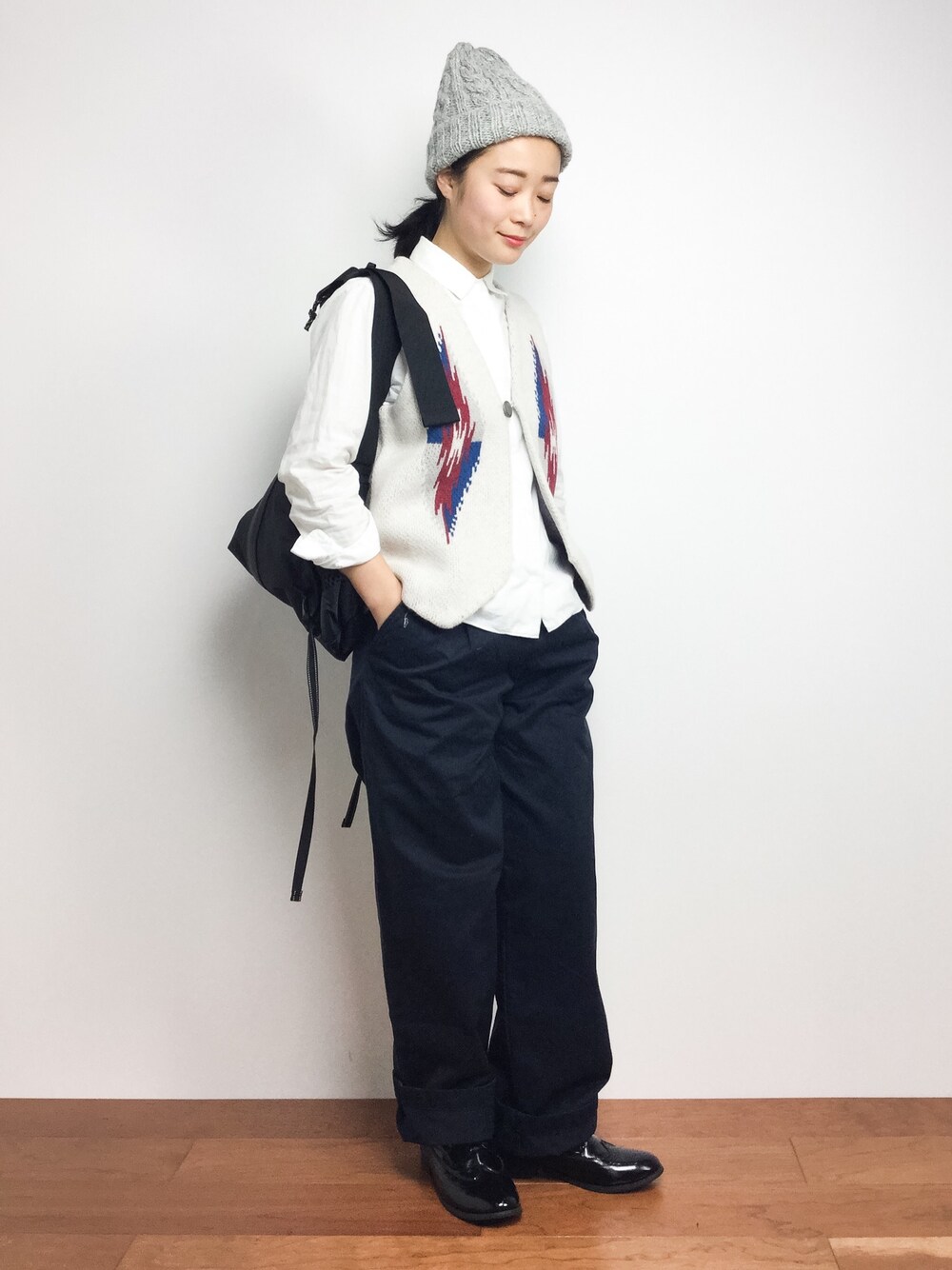 「ボーイッシュ、白シャツ、ニット帽、チノパン、ケーブルニット、ベスト、ワイドパンツ、メンズライク、YAECA、シャツスタイル」｜「Another Editionのケーブル編みニット帽/AEBC CBL Knit CAP（ニットキャップ/ビーニー、グレー系）」を使った、クボヤさん（レディース・157cm）の秋コーディネートの1枚目の写真