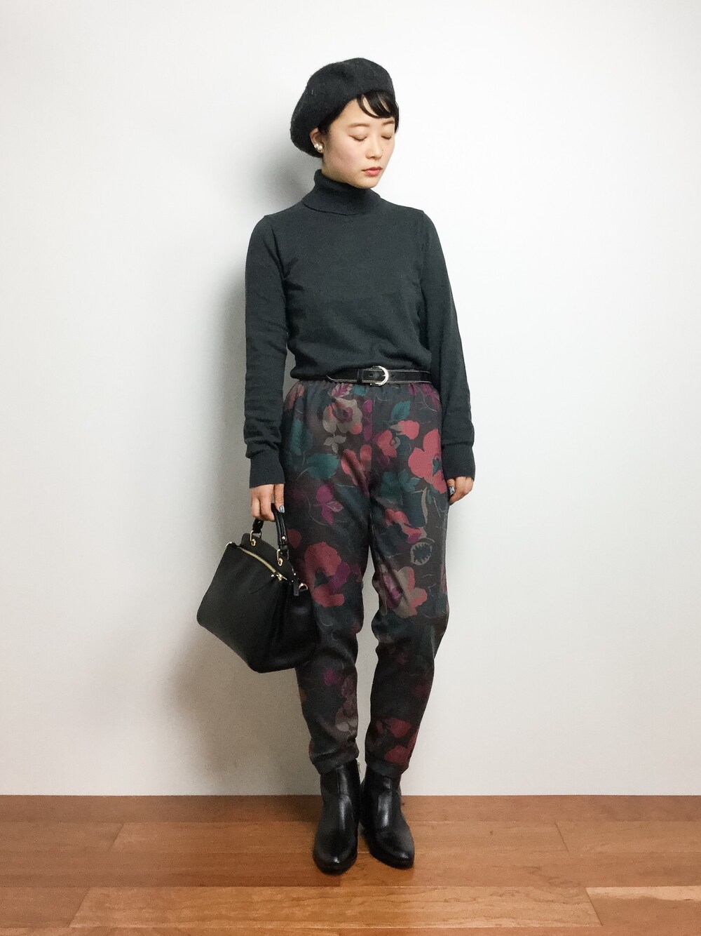 「ブーツ、柄パンツ、ベレー帽、花柄、ナチュラル、タートルネック、大人コーデ、モード、花柄パンツ、グレーコーデ」｜「かぐれのPeople Tree　オーガニックコットンニット タートルネック（ニット/セーター、グレー系）」を使った、クボヤさん（レディース・157cm）の秋コーディネートの1枚目の写真