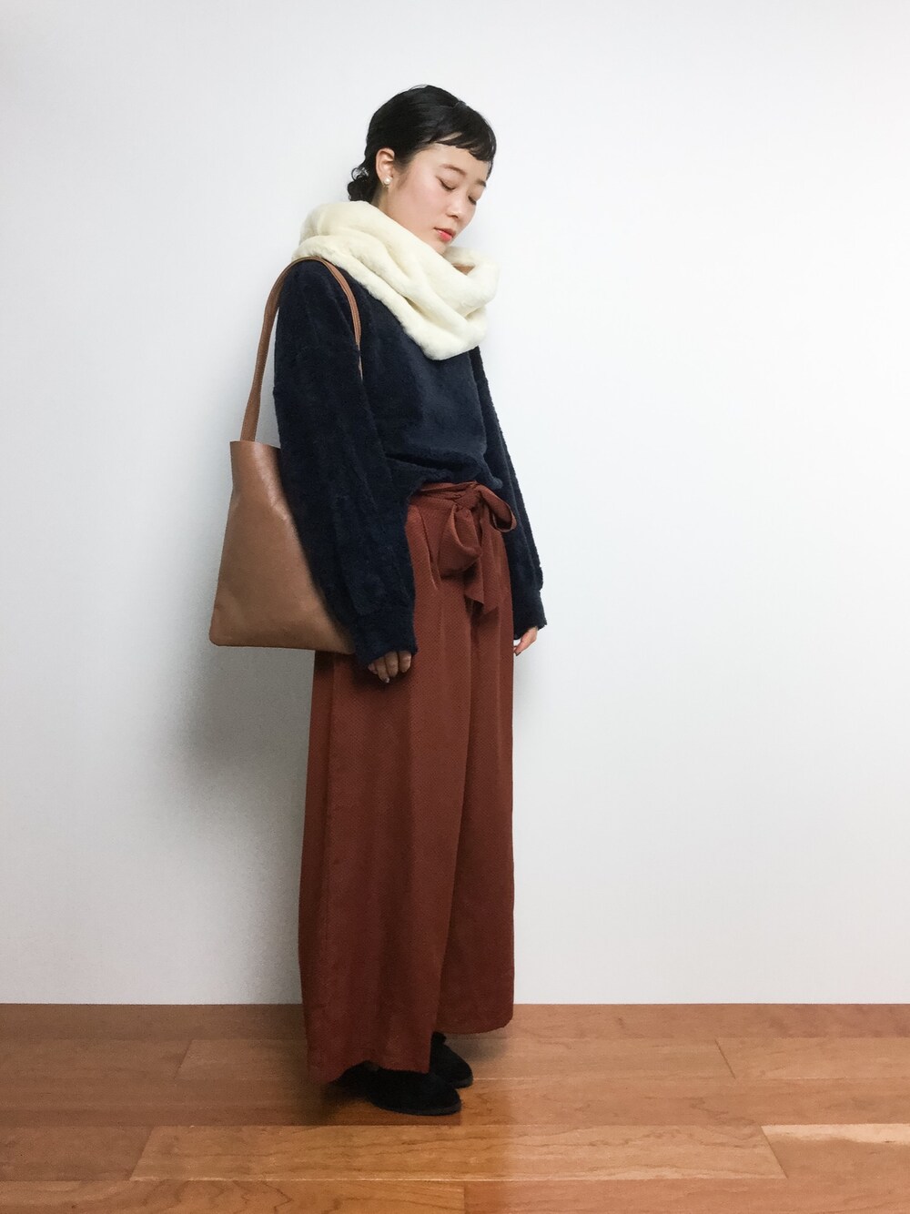 ブルー系のTシャツ/カットソー、ブラウン系のショルダーバッグ、ブラウン系のその他パンツを着用したレディースの秋コーディネートの1枚目の写真