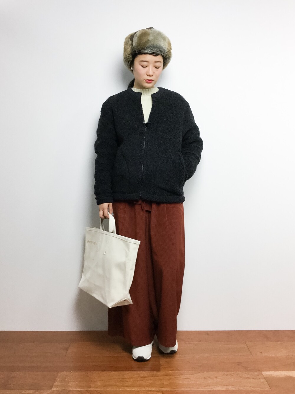 ブラック系のその他アウター、ブラウン系のその他パンツ、ホワイト系のトートバッグを着用したレディースの秋コーディネートの1枚目の写真