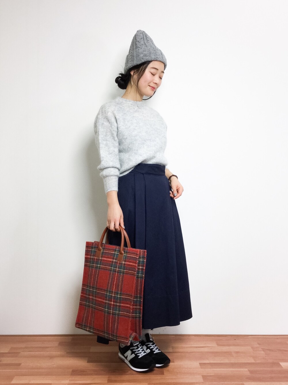 「カジュアル、ボーイッシュ、ニット帽、ナチュラル、チェック柄、モヘアニット、タータンチェック、プリーツスカート、赤チェック、チノスカート」｜「Mila Owenのケーブルニット帽（ニットキャップ/ビーニー、グレー系）」を使った、クボヤさん（レディース・157cm）の冬コーディネートの1枚目の写真