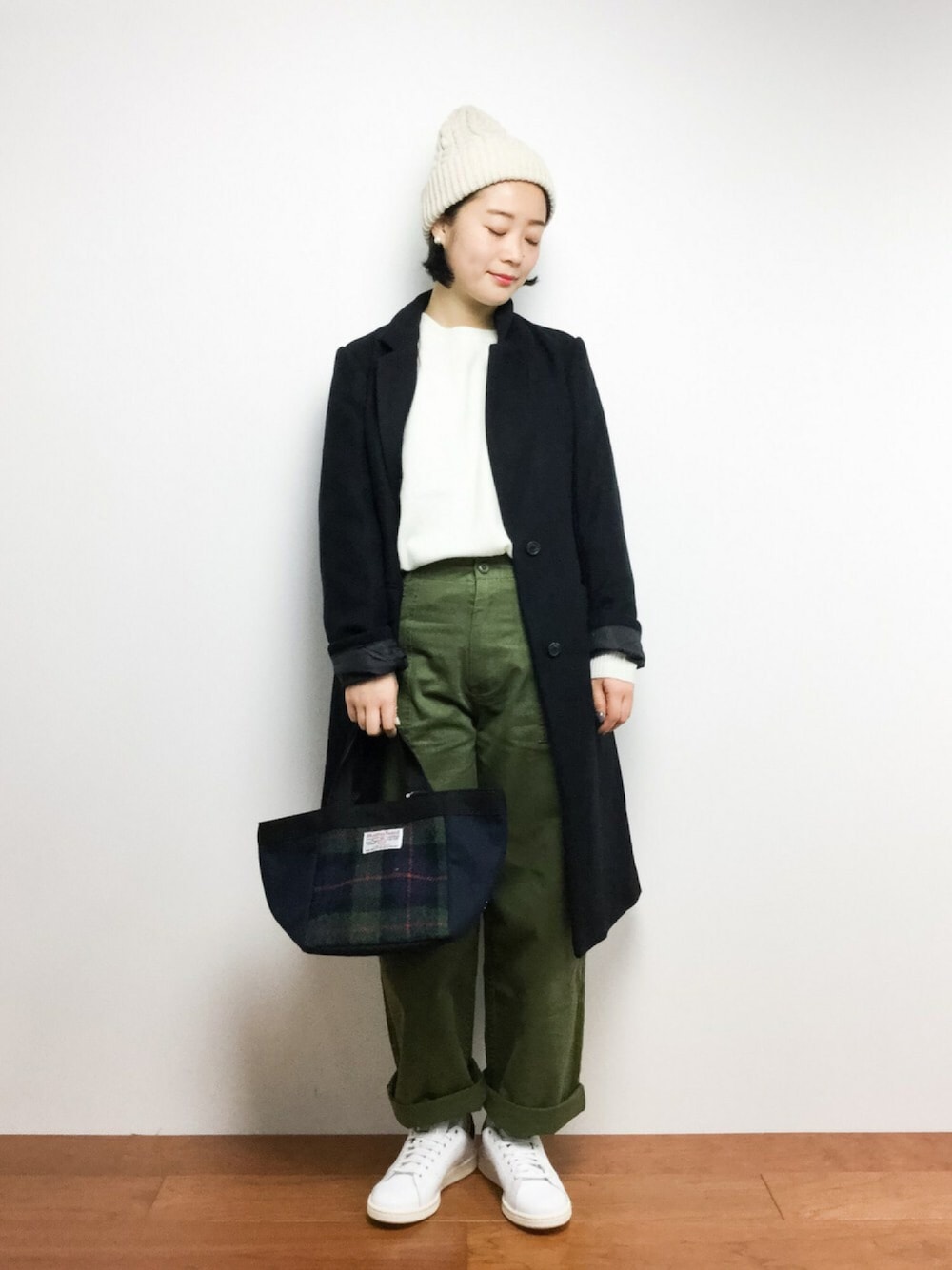 「ハリスツイード、ボーイッシュ、チェスターコート、ニット帽、カーゴパンツ、メンズライク、ロールアップ、Harris Tweed、スタンスミス、stan smith」｜「SENSE OF PLACE by URBAN RESEARCHのウールチェスターコート（チェスターコート、ブラック系）」を使った、クボヤさん（レディース・157cm）の冬コーディネートの1枚目の写真