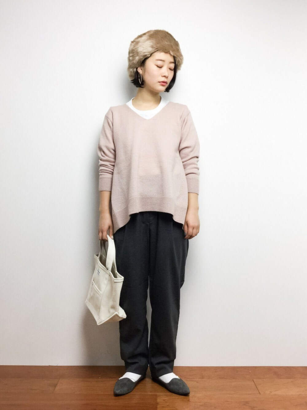 「テーパードパンツ、ちょっとそこまで、フラットシューズ、ファー小物、ファー帽子、ゆるコーデ、VネックT、ダスティパステル、くすみピンク、だぼっとゆるっと。」｜「SLOBE IENAの《追加》圧縮ウールトラペラーズVネックプルオーバー◆（ニット/セーター、ピンク系）」を使った、クボヤさん（レディース・157cm）の冬コーディネートの1枚目の写真