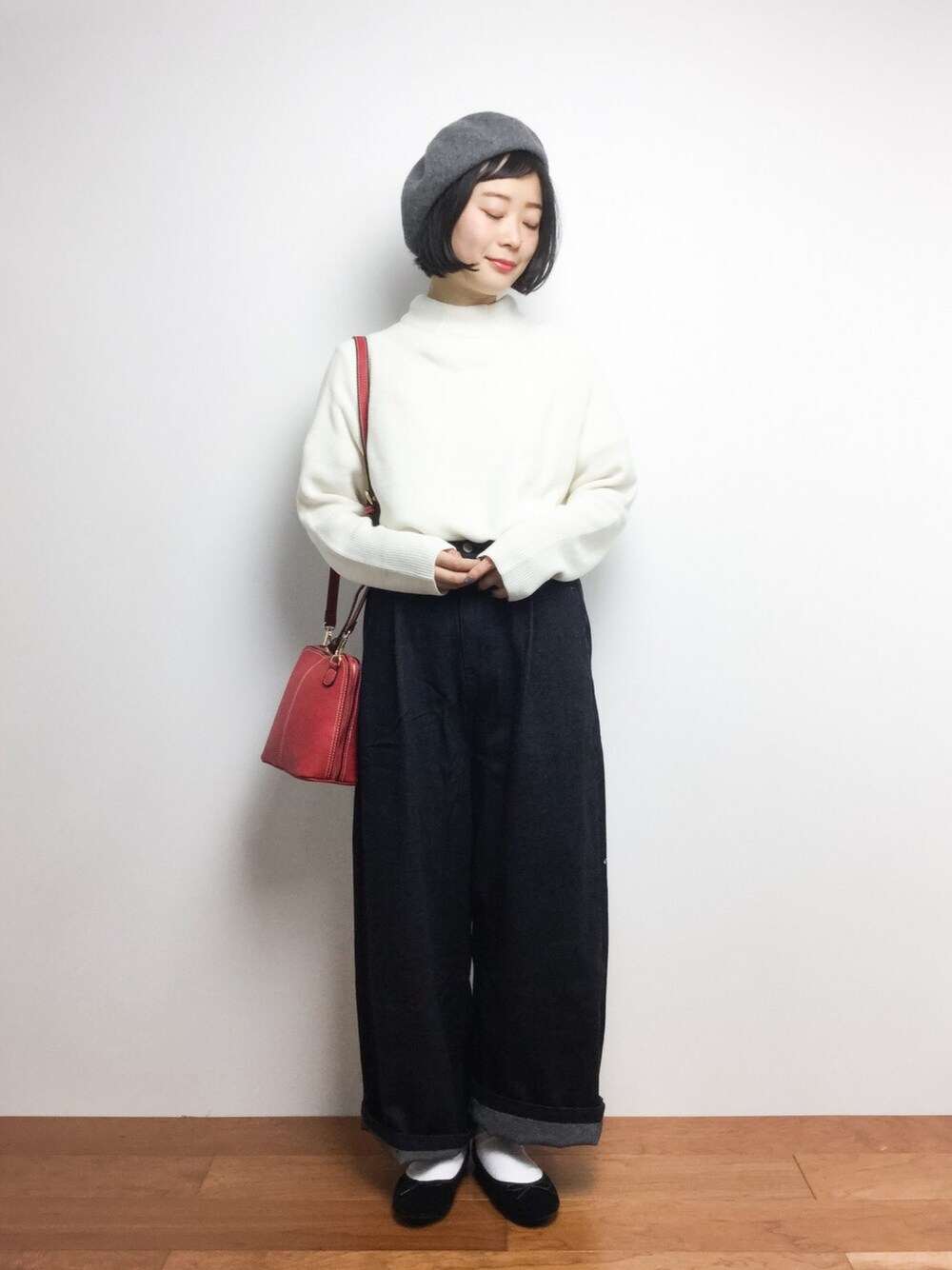 「ベレー帽、冬コーデ、ワイドパンツ、バレエシューズ、白ソックス、ボブ、差し色(赤)、オトナガーリー、オトナ女子、スリットニット」｜「earth music&ecologyの【2016Winter】バックスリットニットプルオーバー（ニット/セーター、ホワイト系）」を使った、クボヤさん（レディース・157cm）の冬コーディネートの1枚目の写真